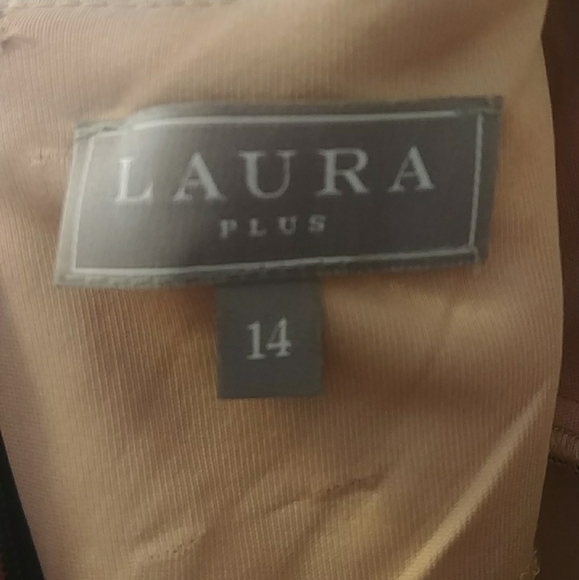 Lace gown - Picture 3 of 4